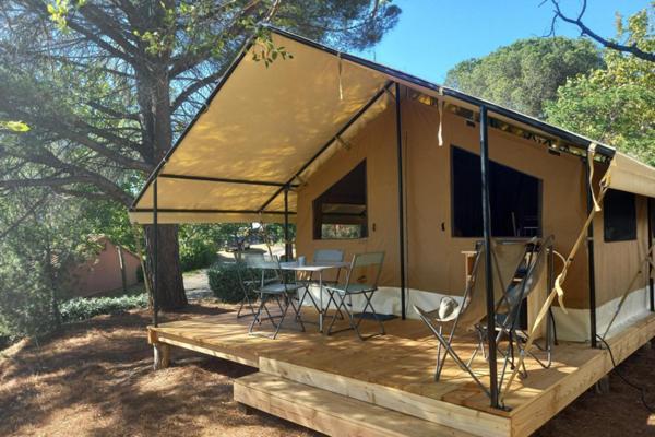 Onlycamp Le Pont Romain Yvre-l'Eveque Bagian luar foto